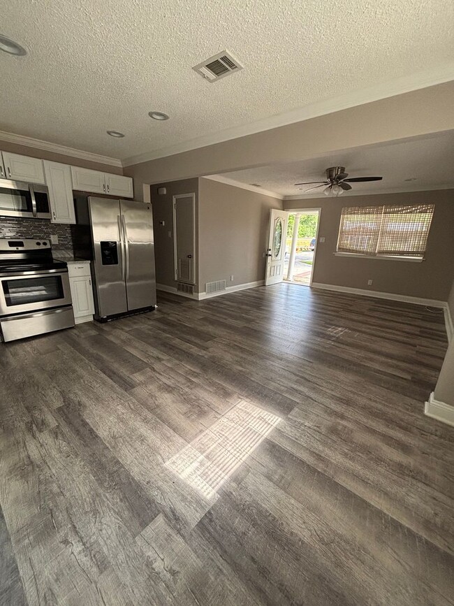 Building Photo - 3 Bedroom 2 Bath Home with Privacy Fence A...