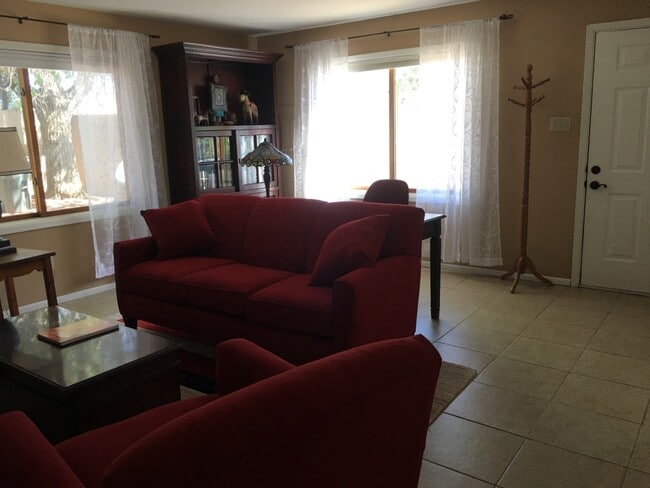 Foto del edificio - 2308 Cedros Cir