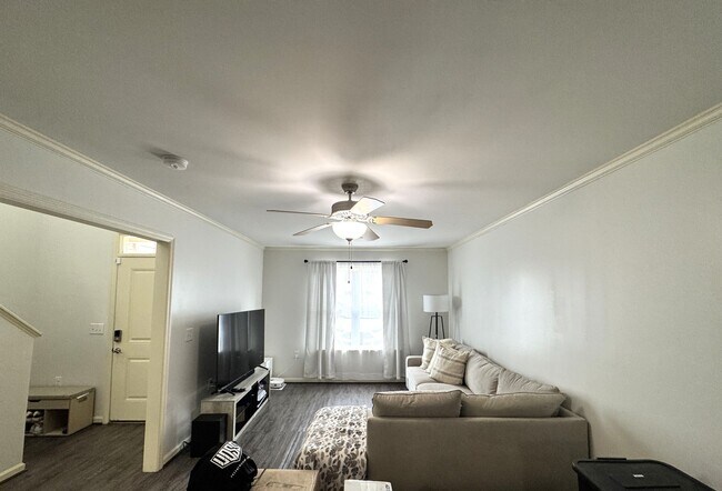 Foto del edificio - Beautiful Townhome with a Spacious Layout!