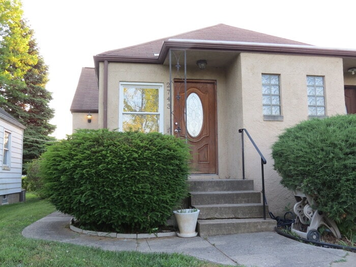 Primary Photo - 2743 Thorndale Ave