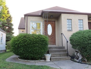 Building Photo - 2743 Thorndale Ave