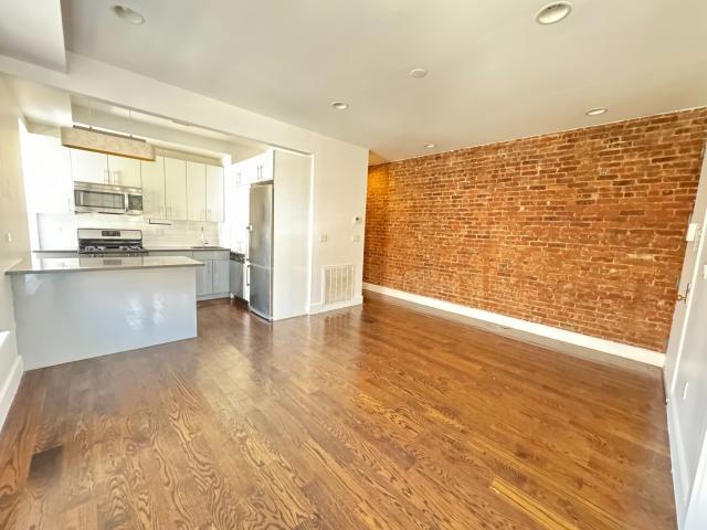 Foto principal - 4 bedroom in Brooklyn NY 11226