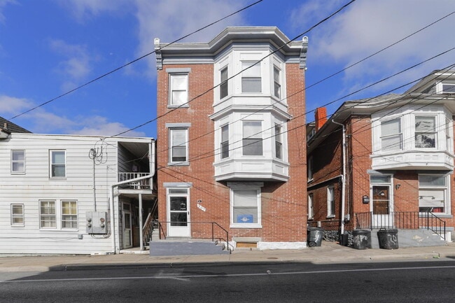 Building Photo - Welcome home to this newly renovated 2 bedroom top floor apartment