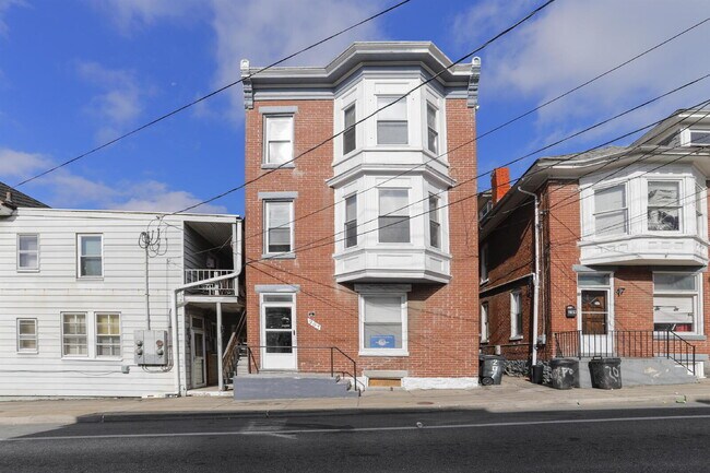 Foto del edificio - Welcome home to this newly renovated 2 bedroom top floor apartment