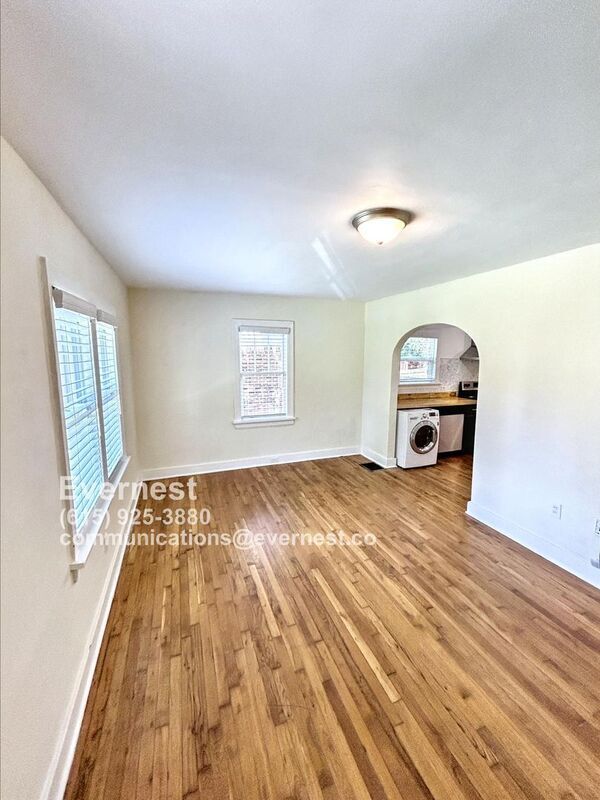 Building Photo - 925 W Eastland Ave