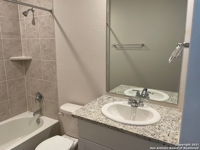 Building Photo - 121 Middle Grn Lp