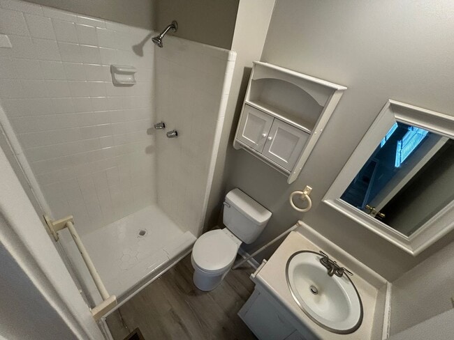 Foto del edificio - Charming 3BR Home with Fenced Backyard, Garage & Modern Flooring — 1,322 Sq Ft