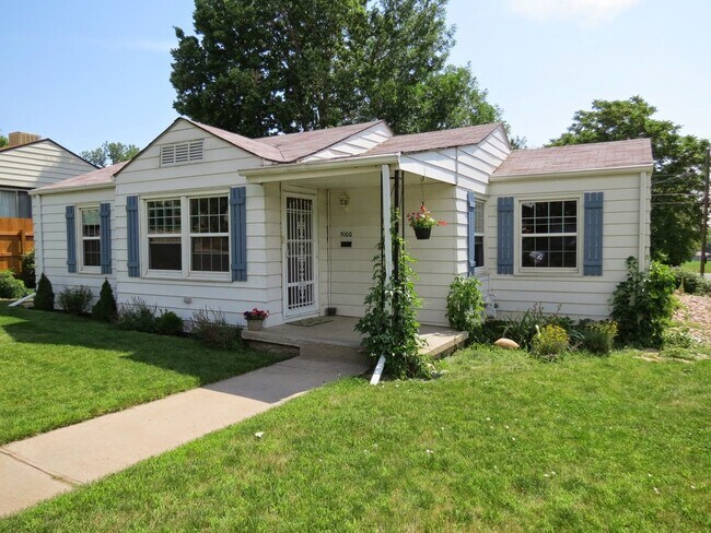 Building Photo - Bright and Spacious House on Large Corner Lot