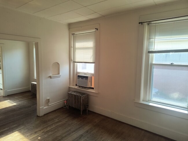 Building Photo - 308 N Linn St