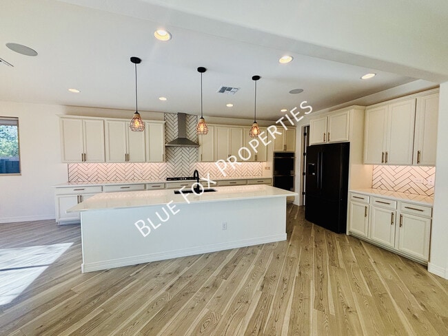 Building Photo - 8038 N Purple Aster Pl