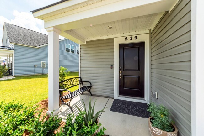 Foto del edificio - 239 Pine Crest View Dr