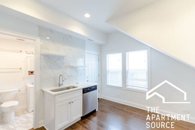 Building Photo - 2646 N Marshfield Ave