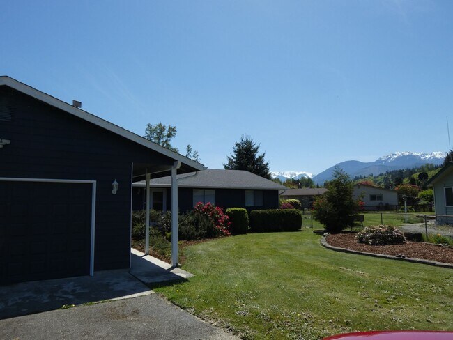 Building Photo - Four Season Ranch