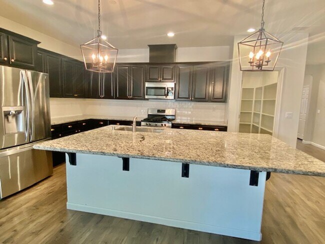 Foto del edificio - ALMOST NEW, UNIQUE 4 BEDROOM, 3 BATH, 2 CA...