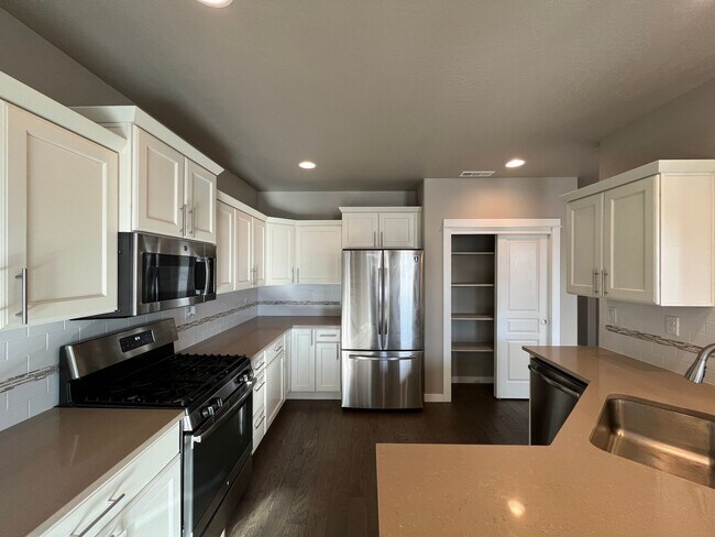 Building Photo - Beautiful 1 story with Upgrades & Large Ba...