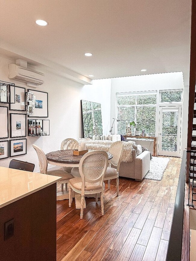 Building Photo - Fully furnished Lakeside Townhome with Roo...