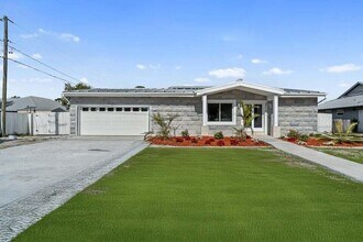 Building Photo - 2313 SE Mariposa Ave