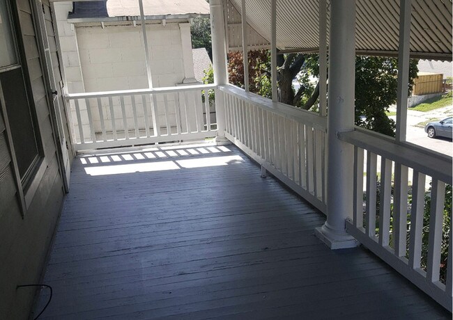Building Photo - Upper NE Apartment Available