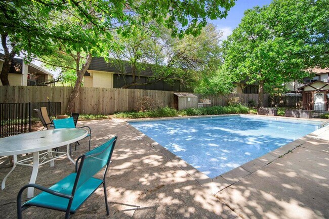 Foto del edificio - 7409 Shadow Hill Dr