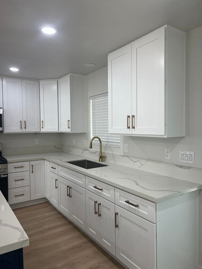 Foto del edificio - Brand New Detached 3 Bed/2 Bath Home-Central AC +In-Unit Laundry-Riverside
