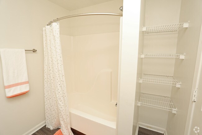 2HAB, 2BA - 1,015 ft² - Baño - Lakeview