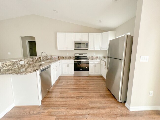 Foto del edificio - AVAILABLE NOW! Beautiful 3 Bedroom, 2 Bath...