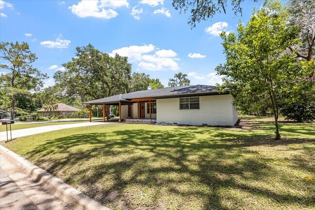 Foto del edificio - 2425 Bruce Ln