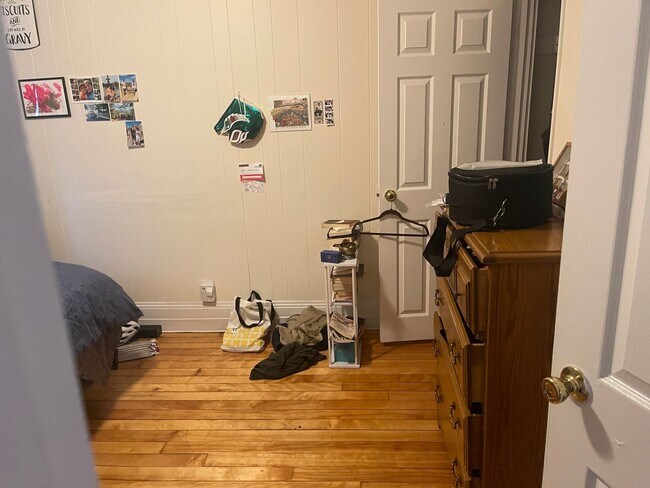 Foto del edificio - Top Floor Sunny 4 Bed Split  Heat and Hw inc No Fee Close to everything Students ok 9.1