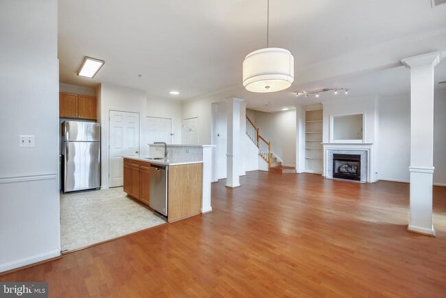Building Photo - 2665 Manhattan Pl