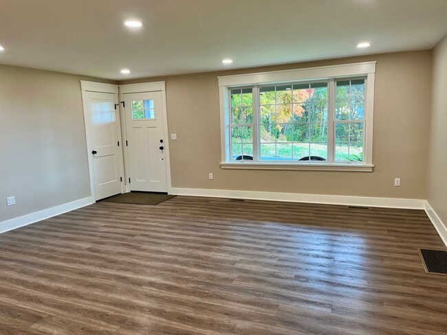 Building Photo - 454 River Corner Rd