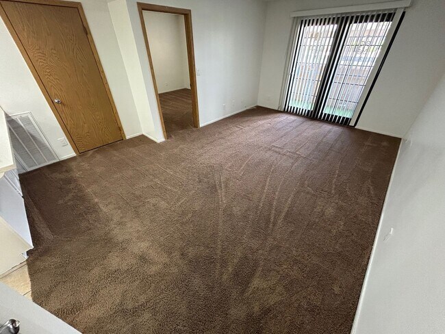Foto del edificio - 1 BEDROOM / 1 BATH GATE COMMUNITY/ LOCATED...