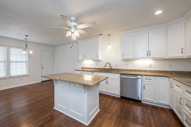 Building Photo - 108 Waters Edge Dr
