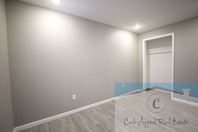 Building Photo - Recently renovated 2 bed, 1 bath apt - uti...