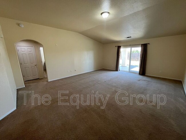 Foto del edificio - 1046 N Red Oak St