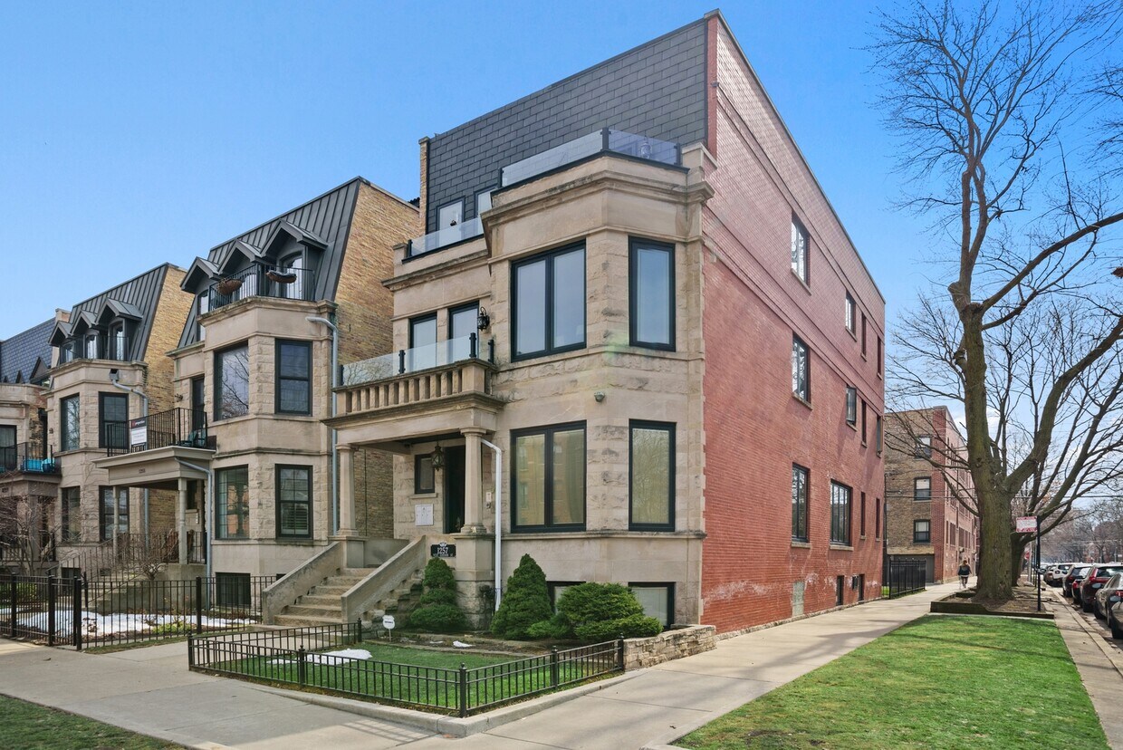 Primary Photo - 1257 W Addison St