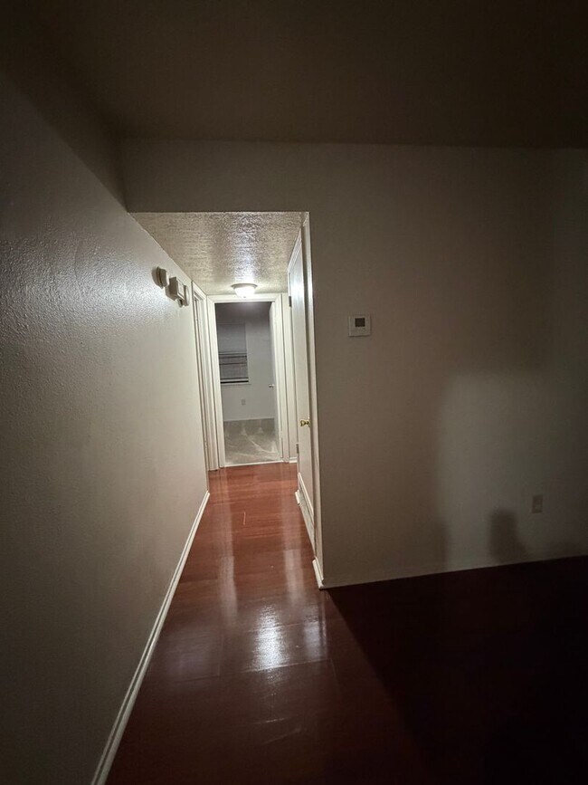 Building Photo - very nice 2 bedroom