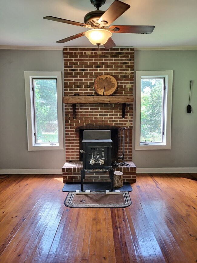 Building Photo - Farm house in Mt Holly