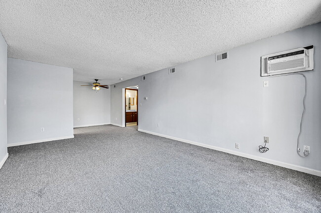 Building Photo - $1,300 - 1 Bed, 1 Bath Condo in Denver wit...