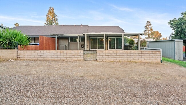 Building Photo - Spacious 3-Bedroom End Unit with Golf Cour...