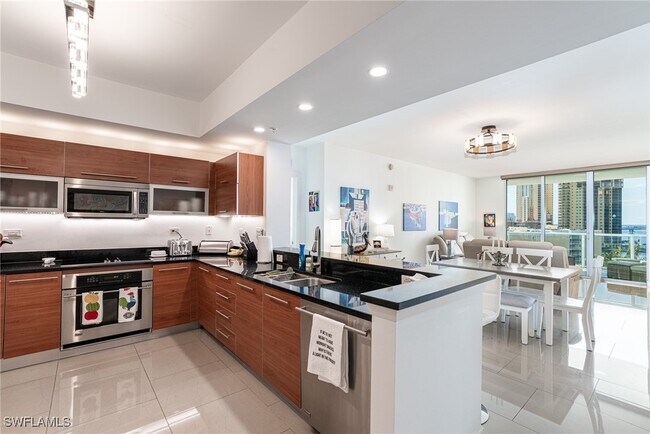 Foto del edificio - 3000 Oasis Grand Blvd