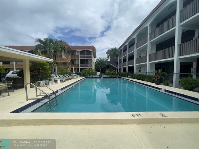 Building Photo - 651 Pine Dr