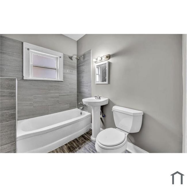 Building Photo - 3570 E 151st St