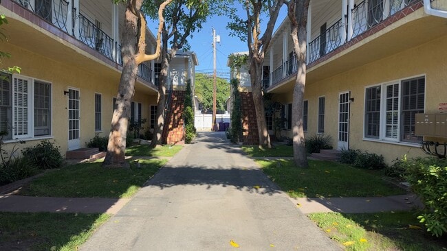 Photo - SPACIOUS 1 BEDROOM 1 BATH UPSTAIRS LOCATED NORTH OF DOWNTOWN LONG BEACH Apartment