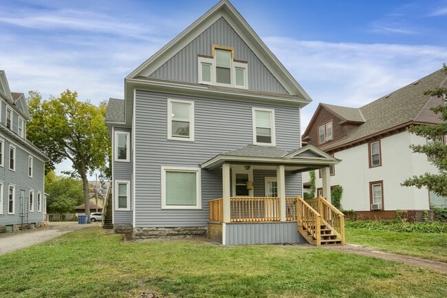 Building Photo - 12 Bedroom House less that 3 Blocks from C...