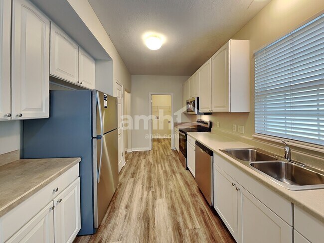 Foto del edificio - 6213 Womersley Dr