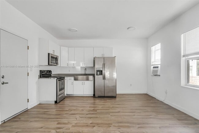 Building Photo - 402 NW 12th Ave