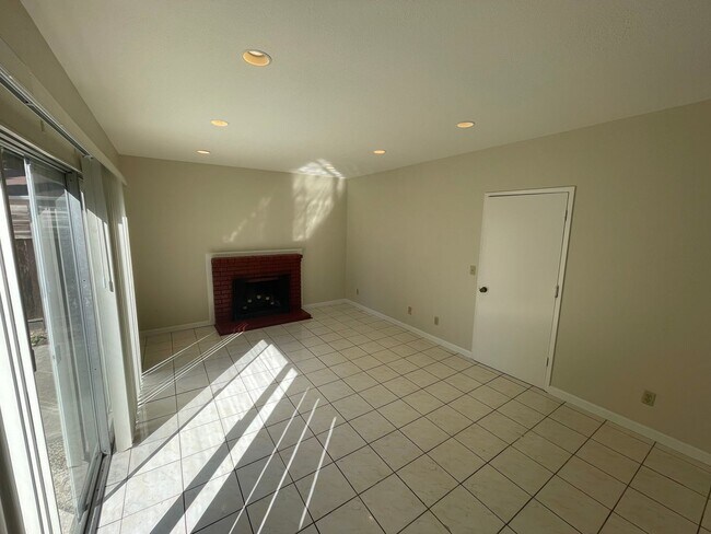 Foto del edificio - $3,590 - Charming 3-Bedroom Home in Quiet ...