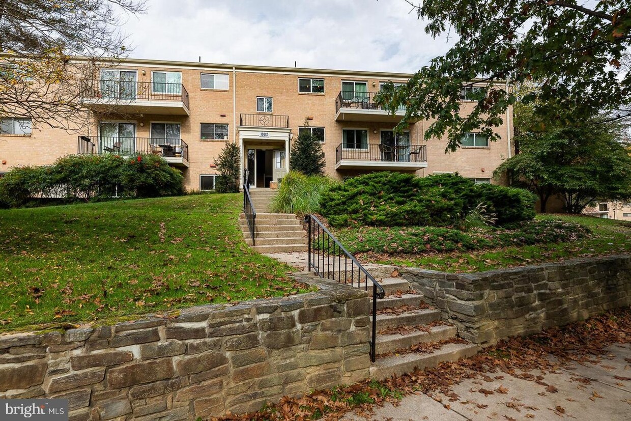 Primary Photo - TOP FLOOR. BALCONY OVERLOOKING BEAUTIFUL L...