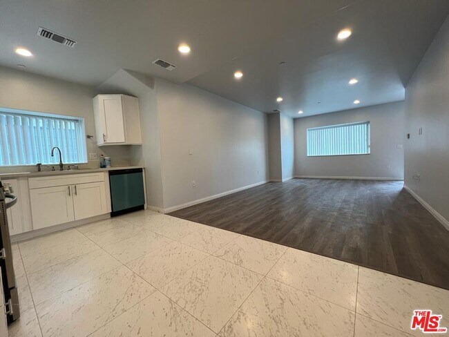 Building Photo - 1529 N Kingsley Dr