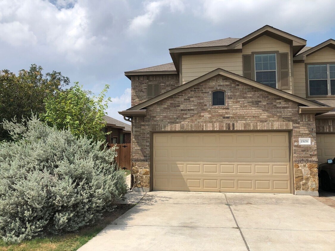 Foto principal - Nice 3 BEDROOM DUPLEX LOCATED IN HUTTO, TE...